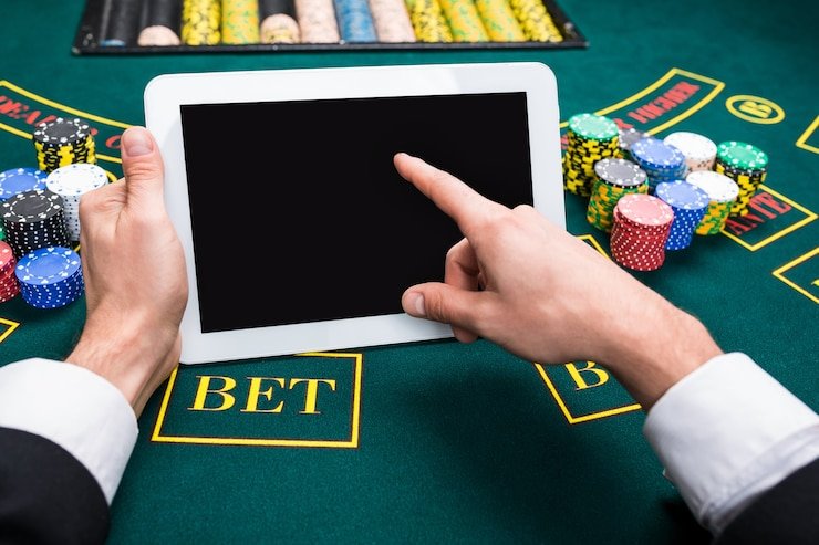Antarmuka Sweet Bonanza di smartphone menunjukkan reel penuh layar, tombol kontrol di bawah, dan saldo akun di atas